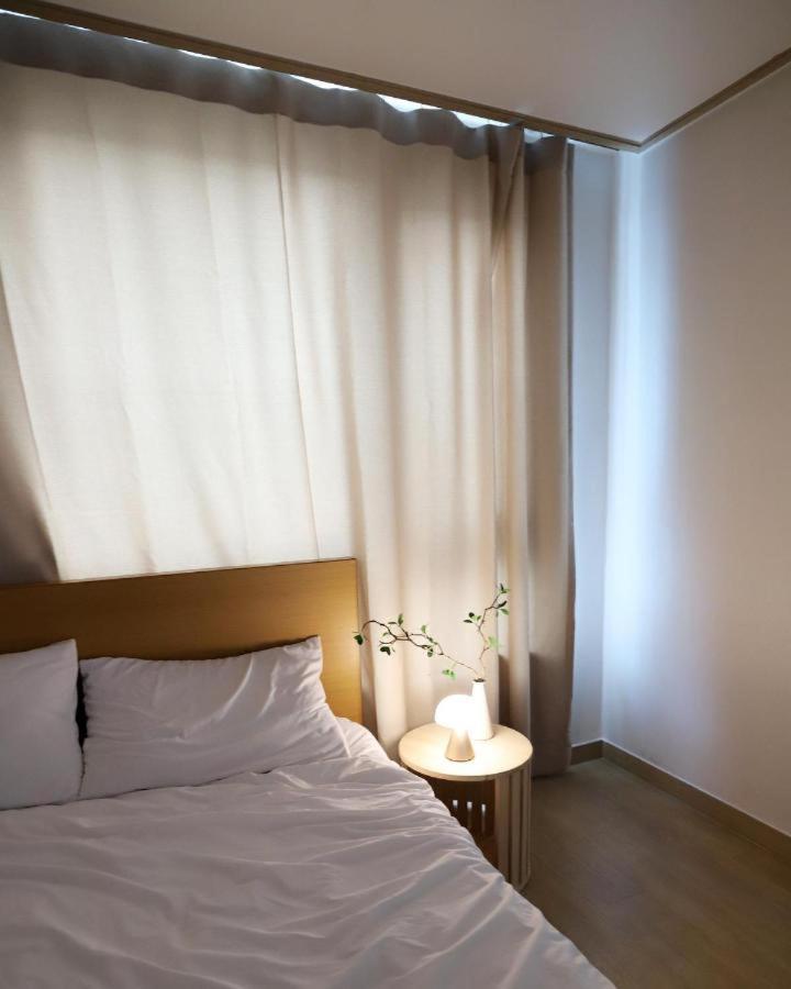 Apartment Modern 2 Bedroom 2 Bed 1-bathroom For Rent In Gangnam Seou