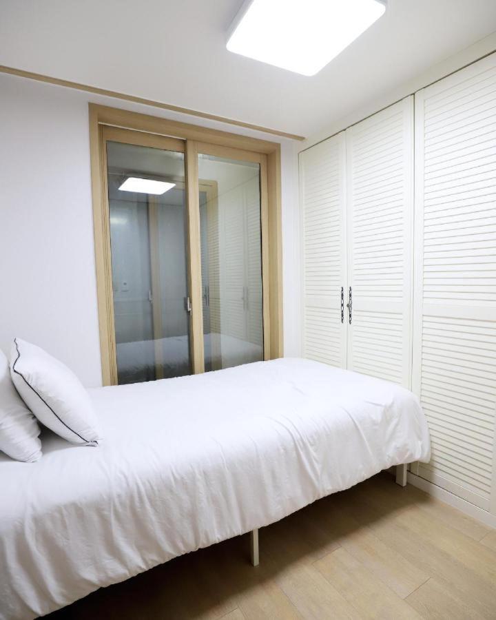 Apartment Modern 2 Bedroom 2 Bed 1-bathroom For Rent In Gangnam Seou