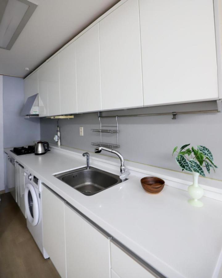 Apartment Modern 2 Bedroom 2 Bed 1-bathroom For Rent In Gangnam Seou Seoul