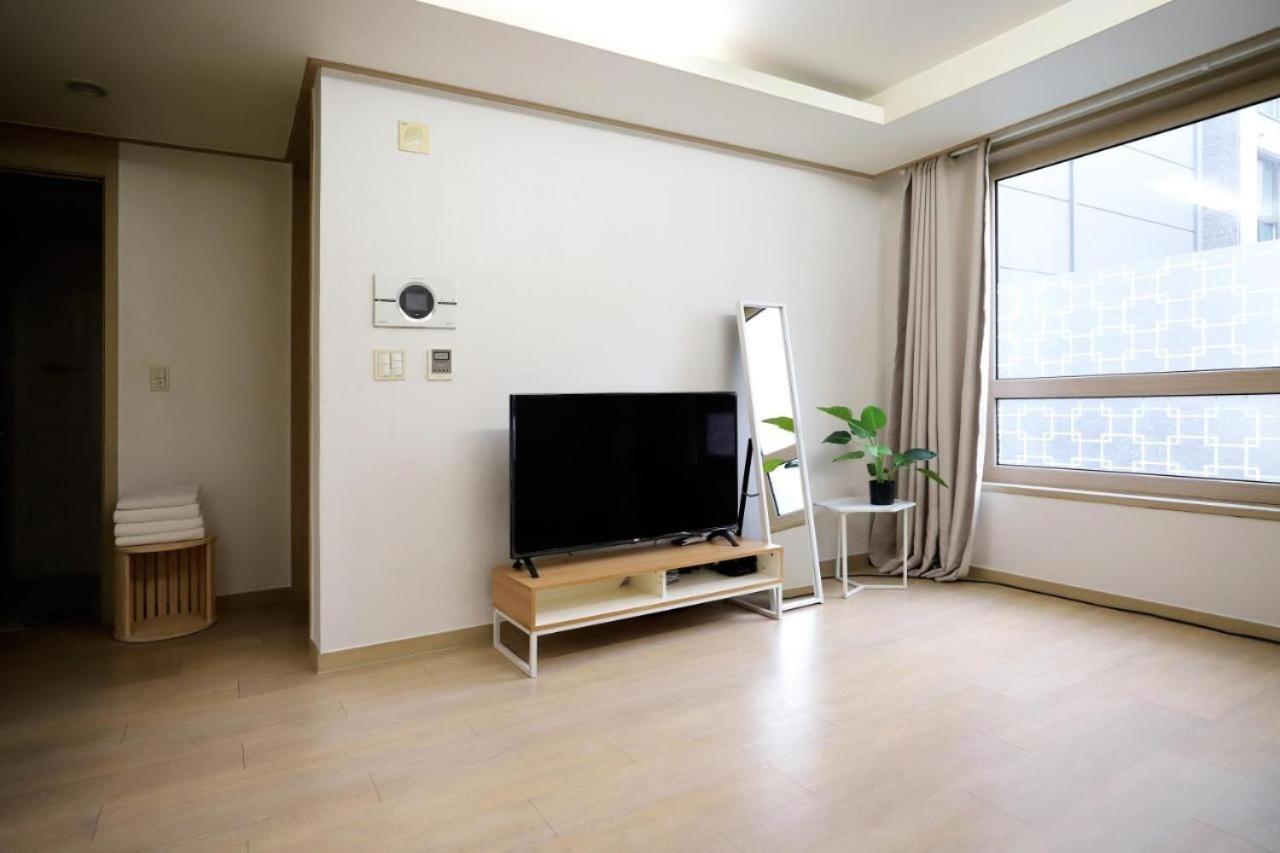 Modern 2 Bedroom 2 Bed 1-bathroom For Rent In Gangnam Seou * Seoul